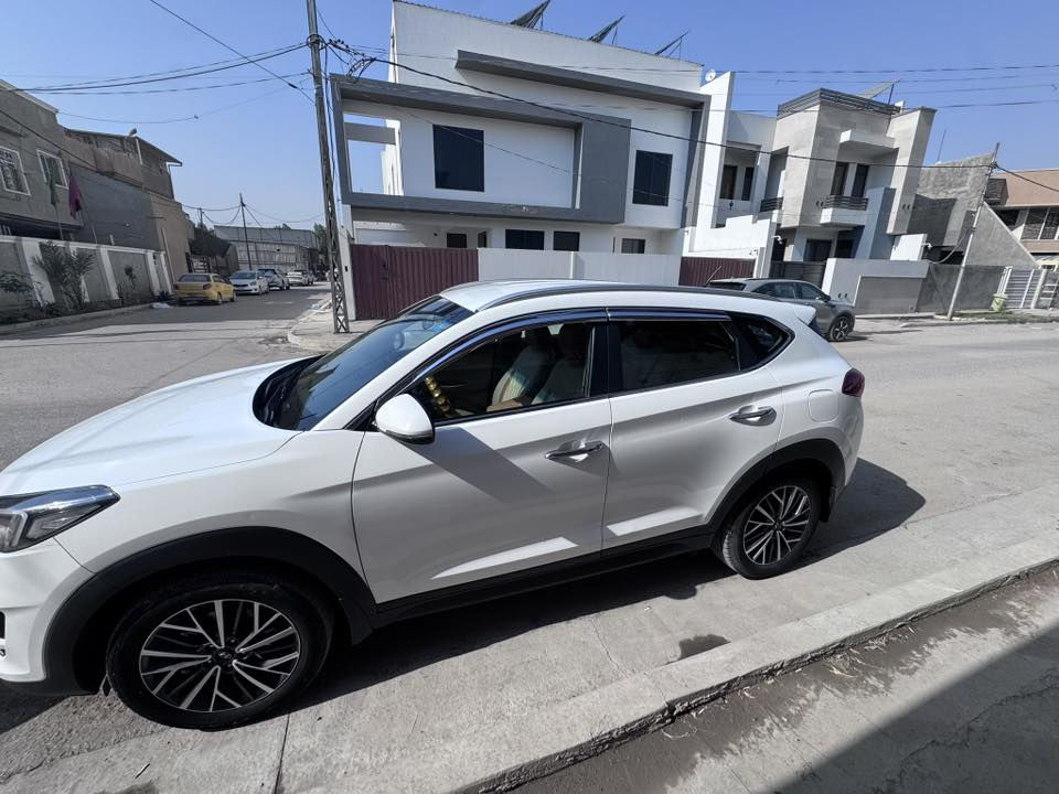 هيونداي توسان ابيض 2020 خليجي – وكالة الگاصد
المواصفات

محرك 2000 CC (DOHC)
محرك وكير مكفولة
عداد مسافة km 72,000 
فول مواصفات عدا البانوراما
5 عدسات لايت دوّار
5 ويل كب
ويل 18 كروم
كشنات جلد مشمشي قص بقلاوة
كشنات كهرباء
تبريد قطعتين
شاشة كبيرة
وكالة الكاصد
أبيض خليجي

السيارة مكفولة بدون اي  الصبغ 
عدا تصليح بسيط بالدعامسة فقط مرشوشة

رقم بغداد إنكليزي
سنوية جديدة الى 2030 باسمي

للاستفسار والسعر
*********** واتس اب او اتصال
أو مراسلة خاص
