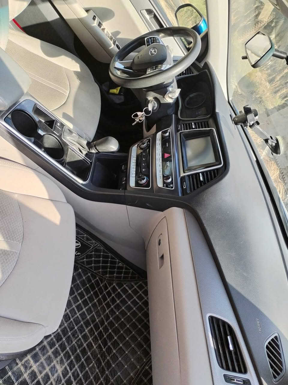 السلام عليكم
سوناتا ٢٠١٨ امريكي حادث خلفي صندوك 
رقم اربيل الدولي 
محرك 2400 جي دي
فول موصفات  
 رادارات
 ويل كب 
تحكمات ستيرن 
شاشه
ثلاث انظمه قياده 
ماشيه90الف ميل
كير مكينه ما مفتوحه 
تبريد تدفئه صدر كفاله 
السعر 133وبيهه مجال
مكان السيارة كربلاء_طوريج الخيرات 
للاستفسار الاتصال ع رقم ***********
***********
