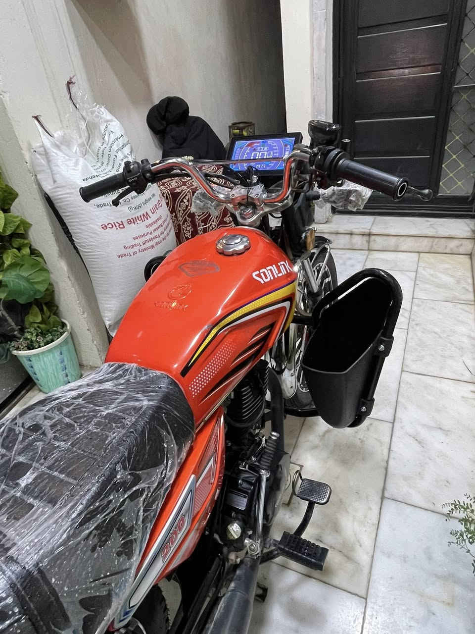 السلام عليكم للبيع سونك 2025 تشغيل عن بعد محرك مكفول تايرات جدد دبلات جدد سرعه 160 كهربايات كلها شغاله نص نكره سلف الدراجه بحالت الوكاله مصارلها هواي من نازله من المعرض الدراجه كفالى عامه السعر { 850 } *********** بغداد/ الكريعات
