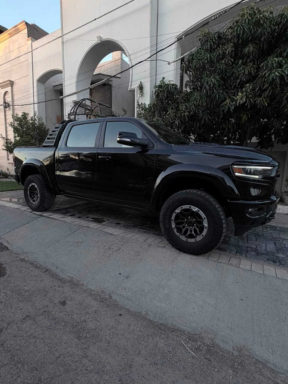 رام لمتد موديل 2021 بلاك ادشن 
Ram limited black edition widebody 

فول مواصفات
 
محرك هيميي 5.7

بانوراما 

جكات كهربائية خمس وضعيات

كراسي امامي خلفي تدفئة وتبريد 

شاشة كبيرة تيسلا 

رادارات

نقط عمياء 

كامرات 360 

دوس كهربائية جهتين 

لدات امامي خلفي وعدستين 

خزن ميموري 

ماشية 105 الف مايل 

ويل وتاير trx حجم 18 

سيارة عليه رام بار اصلي 

وعليه widebody kit

منظومة غاز 80 لتر
 
السيارة وارد كندي كلين تايتل 
صار بيه بالعراق طخات بسيطة جدا

رقم اربيل 

السعر 34,500 بي مجال بسيط

مكان السيارة بغداد حي الجامعة

للا ستفسار 
***********

