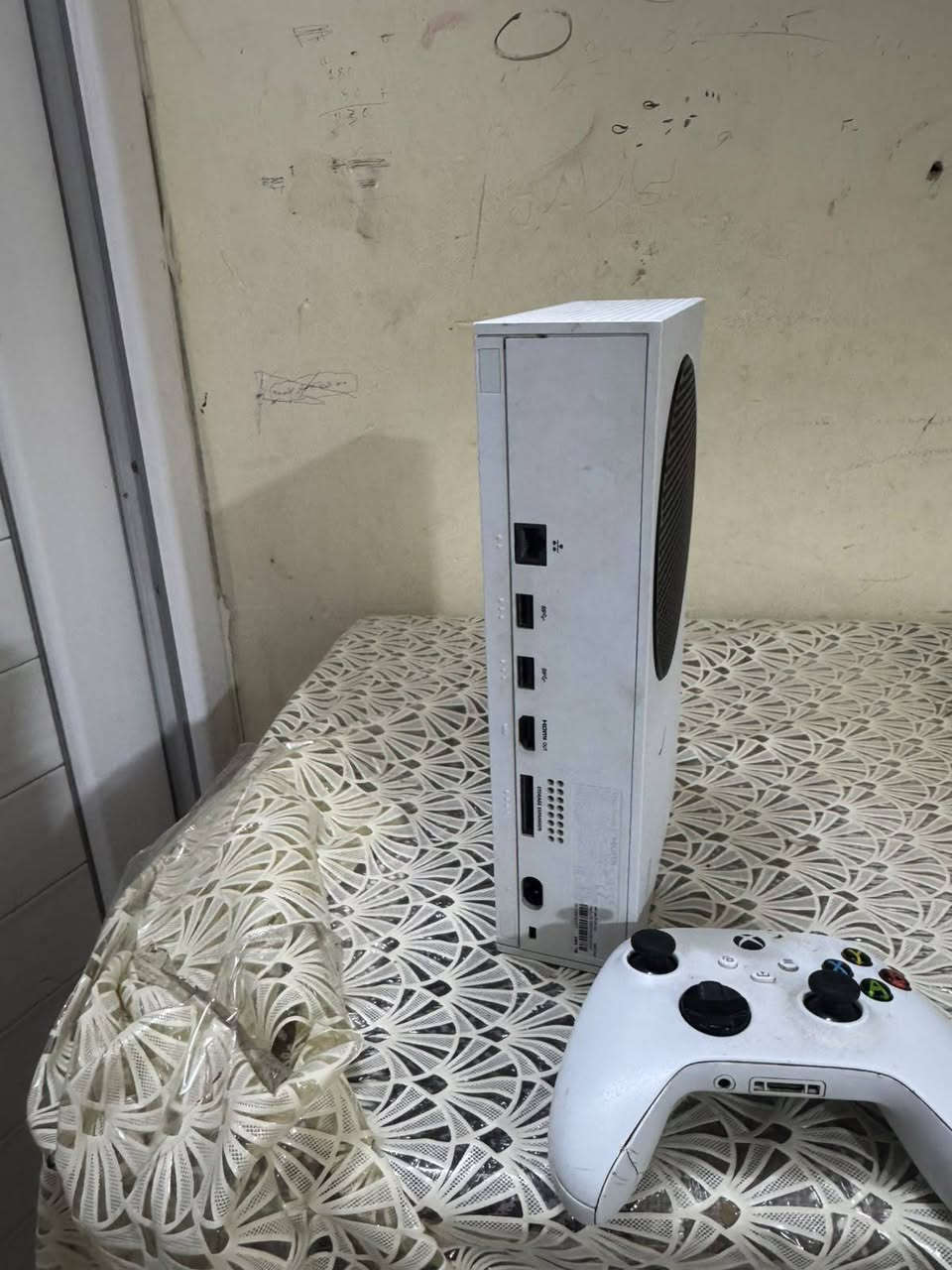 سلام عليكم لديه اكس بوكس سيريس sنضيف كلش ومامتعوب وكل غراضه ويا ويداته بعدهم لك للبيع سعره 350وبي مجال للستفسار اكثر الاتصال ***********او مراسلتي

