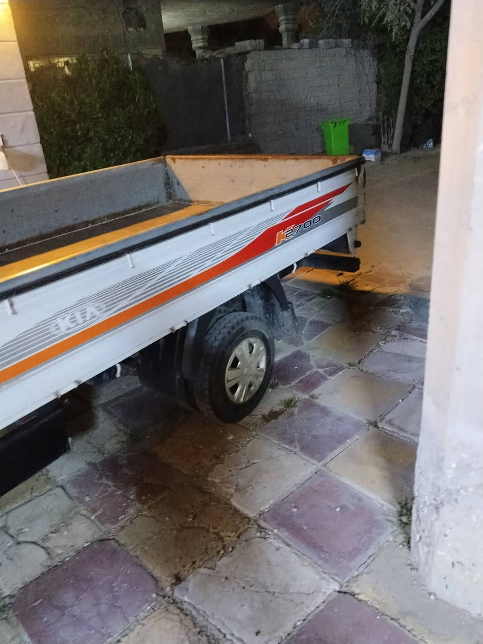 كيه حمل 2700 مديل 2018 بابل رقم الماني سنويه لغاية 2027/10/22  سياره شاصي رقم اصلي واضح جدا حداديه نظيفه تخم تأير السياره ظرب ماكو وصبغ ماكو غير اكو تكحيل  واكو بارد شويه باربع الخلف الأيمن خسف وعلى البارد بدون صبغ وبدون تكحيل ومابينه ابد دوشمع جديده وكشنه جديد ..السعر 118$ وبيه شويه مجال  حك الجيه العنوان طريق حله/قاسم قرب البواب الجديد ***********
