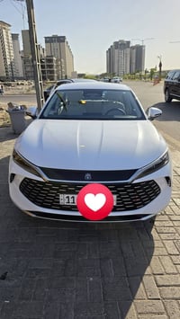 عندي سيارة byd Qin L 2025 فووول لون ابيض رقم بغداد ١٣ كامرة ١٢ ايرباك ...