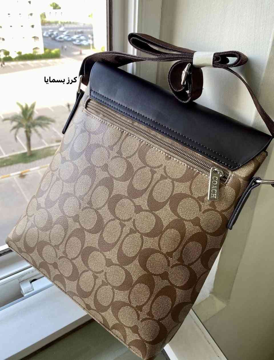 هذه حقيبة كتف للرجال وللنساء من ماركة كوتش 🤎
بتصميم "تيرنر" الكلاسيكي.
تتميز الحقيبة بتصميم "فلاپ" (قلاب) مع طباعة الشعار المميز للماركة🥰
الحقيبة مصنوعة من قماش مقاوم ومزين بنقوش الماركة مع تفاصيل من الجلد الناعم 🤎
توفر الحزام القابل للتعديل خيارات حمل متنوعة، مما يجعلها مناسبة للاستخدام 😍
متوفر توصيل .


**إذا كنت صاحب هذا الإعلان وتريد حذفه لأي سبب، رجاءا أرسل رسالة إلى الدعم الفني**