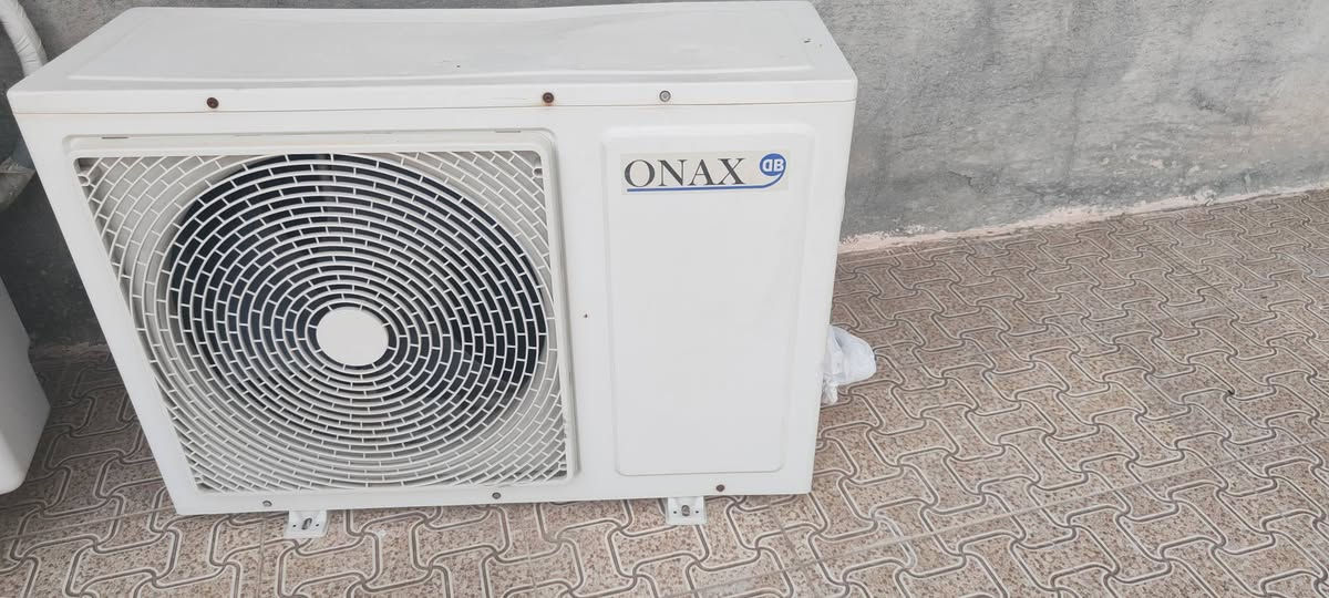السلام عليكم
سبلت اونكس 2 طن عادي ما داخل أي تصليح 
بدلته انفيرتر واريد ابيعه (حالة ممتاز جداً)
السعر 450 وبي مجال 
تواصل واتساب ***********
