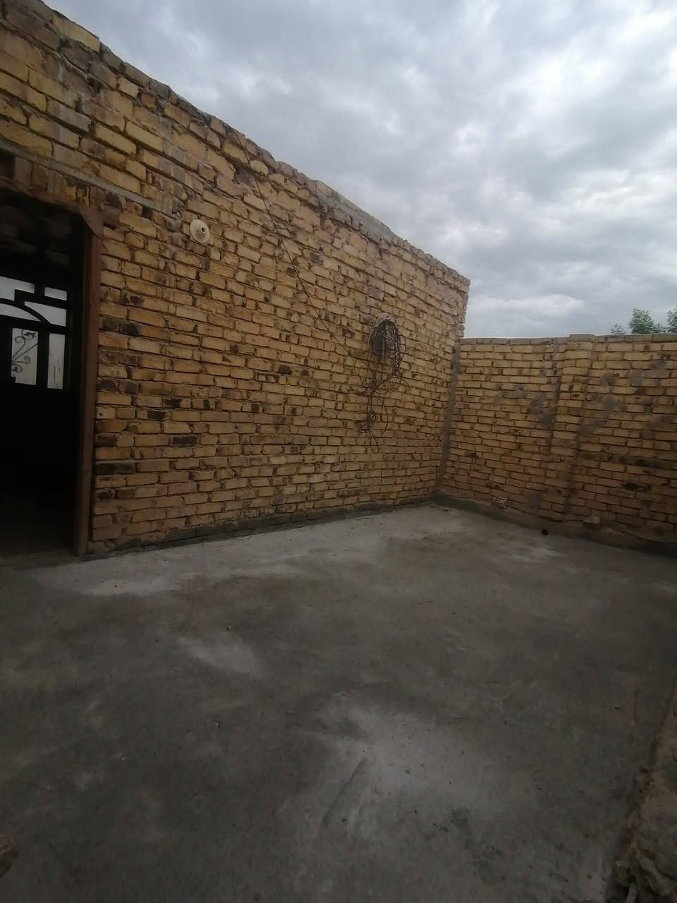 بيت ب الحولي ٥٠ متر للاجار ب ١٧٥ الف كل شهر بشهره بيت بصف شارع 30 الاول كل الخدمات يمه مدارس أبتدائية ومتوسطة البيت بي غرفه وصاله و مطبخ و صحيات وطابق الثاني بس غرفه بي الماي و الكهرباء على ابو البيت وهذا رقمي *********** والله يرزق الجميع أن شاء الله
