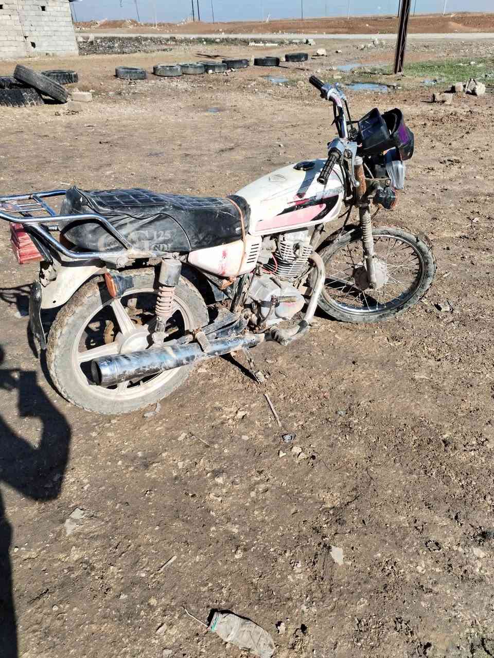 السلام عليكم ماطور تايكر للبيع موديل 18وايرمنيه كلها تشتغل تواير جدد سعر 200بي مجال  للستفسار تصال علا رقم ***********مكاني بل كسك مراوس يرهم
