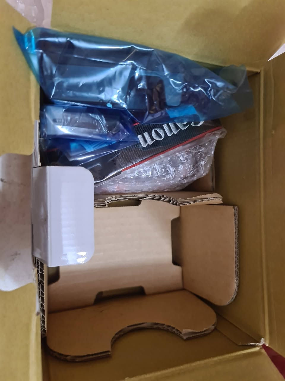 كاميرات كانون 1300d جديده مفتوحه فقط للفحص السعر فقط 200الف يوجد توصيل التواصل واتساب***********حياكم الله

