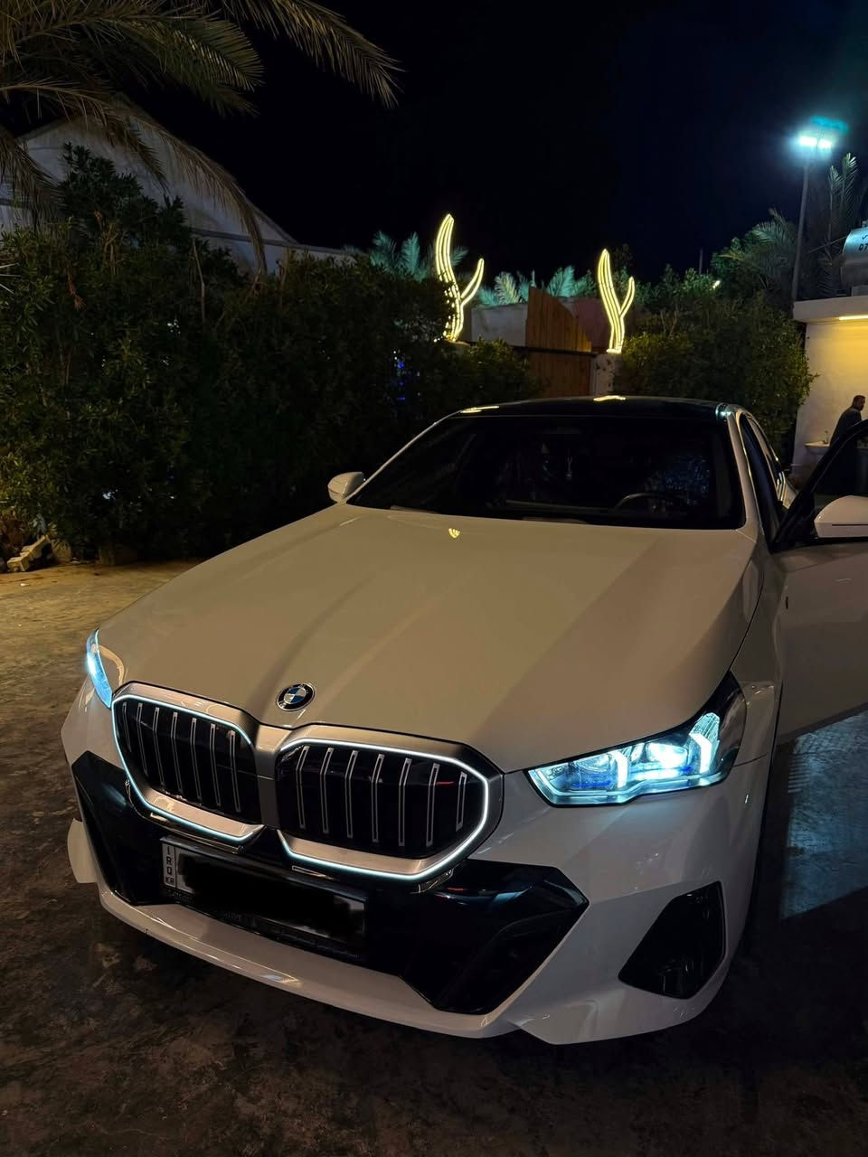 السلام عليكم
BMW 520i وكالة العروش
فخامة ألمانية بتصميم جديد كلياً وان من وكالة العروش *مكفولة كفالة عامة
مغلفه bbfاصلي ضمان 15 سنة 
ممشى
٤٥ الف كيلوا م
Mباكج
***********
