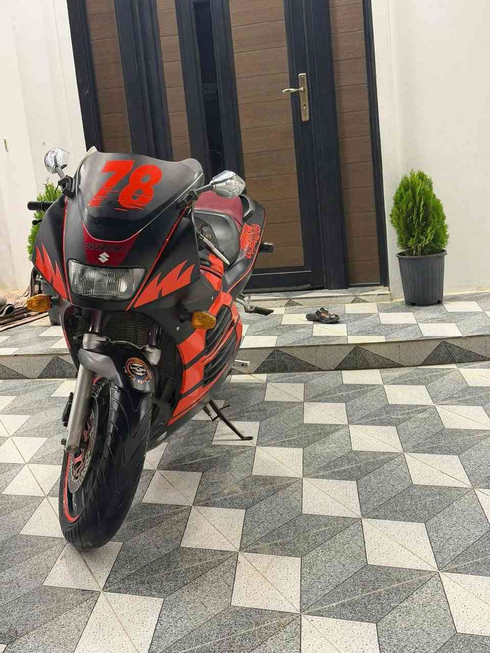 (صلو ع محمد وال محمد )اللهم صلي ع محمد
سلام عليكم 
دراجه قرش للبيع 
موديل 2001
مرقمه 
رقم انبار
تحويل ثاني يوم  
دراجه خير من الله 
شلعته ✈️
بلكات ان جي كي جديد
باتري جديد 
تخم تاير جديد
كفراته نصيفه
صالنصه رعب 🧟‍♂️
ترايك 180 
نكره صلف ب اي وقت 
السعر 14 ورقه ونص بيهً مجال 
مكاني الانبار عامريه صمود
التواصل 
***********
***********
