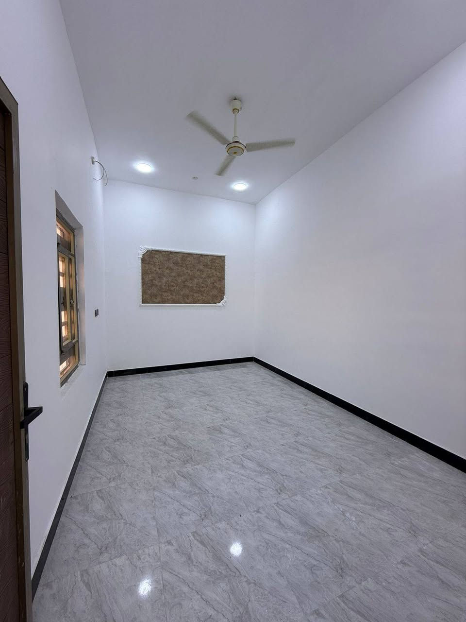 بيت مساحه 105متر يحتوي على غرفتين وصاله ومطبخ وستقبال وصحيات المقوع حمدان بلد نجدي نوع العقار طابو زراعي كفالة مكتب السعر 65وبي مجال التواصل ***********
