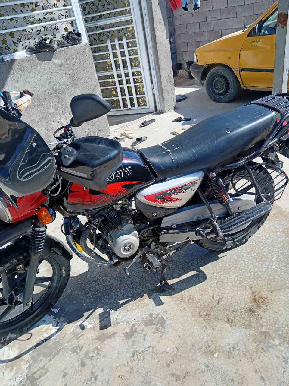 سلام عليكم عندي دراجة بوكسر موديل 2022 للبيع مابيه وراق سعر 825 وبيه  مكان بغداد بسمايا رقم *********** واتساب

