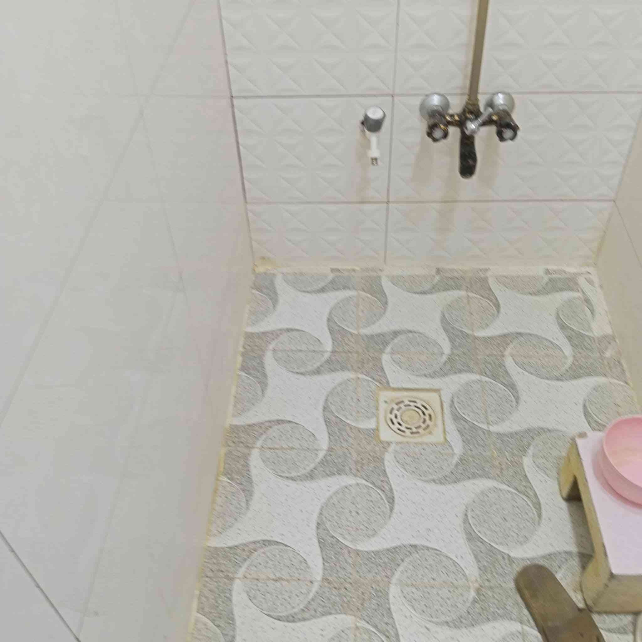 بيت للأيجار مساحه ١٠٠ متر غرفتين + صاله + مطبخ + حمام داخلي +حمام او تواليت خارجي العنوان الحسائيه قرب حسينية الهدام مطلوب عائله صغيره الاستفسار ***********
