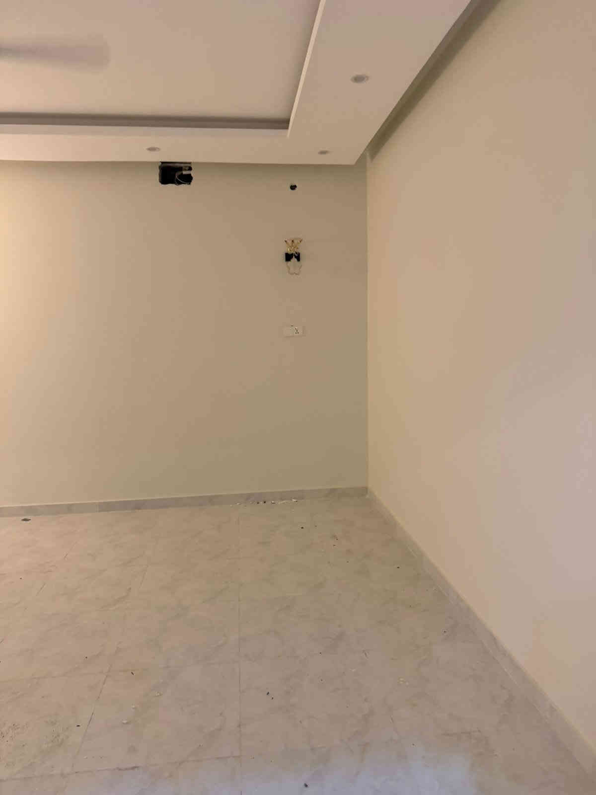 ✨ يتوفر لدينا 3 شقق للإيجار في حي بغداد ✨
📍 موقع مميز وقريب من الخدمات

🏡 تفاصيل كل شقة:
 • المساحة: 100 متر
 • غرفتين نوم
 • صالة واسعة
 • مطبخ
 • صحيات (حمام + تواليت)
 • بناء نظيف وتشطيب مرتب

💰 الإيجار الشهري: 600 ألف

📞 للاستفسار والتواصل:
مكتب عقارات الشموخ
***********
