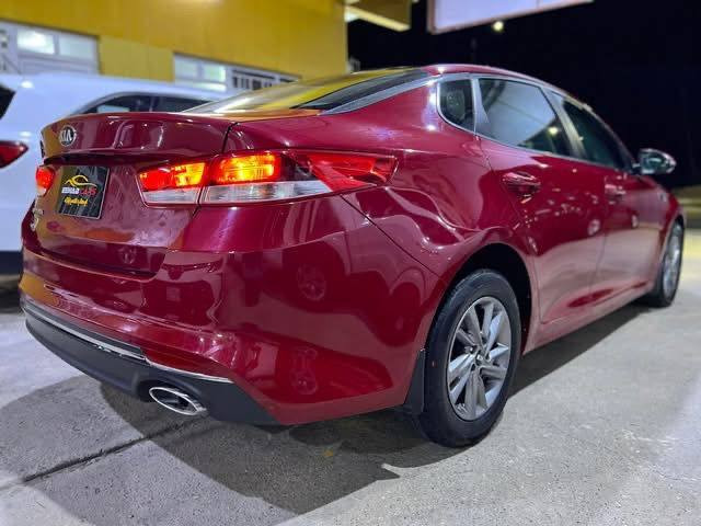 للـــبيع
نــــــوع السيــــارة : كيا _ أوبتيما .
المــــــــوديــــــل : ٢٠١٧ .
لـــون الســـــــيارة : أحمر .
ألمسافة ألمقطوعة : ١50 ألف كيلو متر .
عدد الاسطــــوانات : ٤ سلندر .
حجـــم المحــــرك : ٢٠٠٠ CC .
نـــــاقل ألحــــركة : أوتماتيك .
نــــوع ألـــــــوقود : بنزين .
ألـــــــــــــــــوارد : خليجي .
رقــــم اللوحــــــة : بغداد تحويل ثاني يوم
المـــــــــقاعـــــد : مخمل مغلف جلد . 
فئـــــة الســـــيارة : SALON .

ألمواصفـــــــــات : شاشة ، كاميرا خلفية ، تبريد قطعتين ، لايت كهرباء ، مري شفط مع اشاير بألمري ، شفتات ستيرن ، تحكمات ستيرن جهتين ، وضعيات قيادة متعددة ( Eco , Sport , Normal ) ، كشافات امامية ، ويل كب . 

الملاحظـــــــــات : وارد خليجي مكفولة من الضرر والصبغ ، بيها فقط بارد و سونارها مُرفق بألصور . 
ألـــــــسعـــــــــر : اتصل ع الارقام 
للأتصــــــــــــــال :***********
