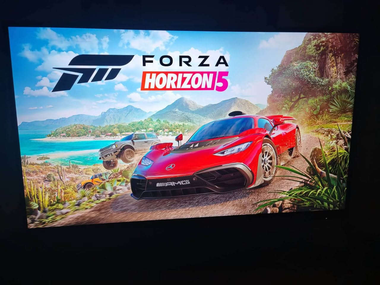 السلام عليكم
شاشة احترافية للألعاب 
KTC H27T7P-2 Gaming Monitor
المواصفات الرئيسية
الحجم: 27 بوصة
الدقة: 2560×1440 (2K QHD)
نوع البانل: Fast IPS
معدل التحديث: 210Hz
سرعة الاستجابة: 1ms MPRT
الشاشة: Flat مو Curved
نسبة العرض: 16:9
HDR400
تدعم:
AMD FreeSync
NVIDIA G-Sync Compatible
الألوان والصورة
تغطية ألوان:
100% sRGB
97% DCI-P3
1.07 مليار لون
سطوع: 400 nits تقريباً
زوايا رؤية 178°
المنافذ
2× HDMI 2.1
2× DisplayPort 1.4
منفذ Audio Out للسماعات
USB للتحديث فقط
المميزات
مناسبة جداً للألعاب التنافسية مثل:
Valorant
  *Forza Horizon 5
  *Fortnite
Warzone
FC 26
صورة ناعمة جداً بسبب 210Hz
تدعم تعديل الارتفاع والدوران Pivot
VESA 100×100 للتعليق على الحائط أو Arm
Low Blue Light لحماية العين
السعر325 جديدة ونظيفة وهم السعر قابل للتفاهم


**إذا كنت صاحب هذا الإعلان وتريد حذفه لأي سبب، رجاءا أرسل رسالة إلى الدعم الفني**