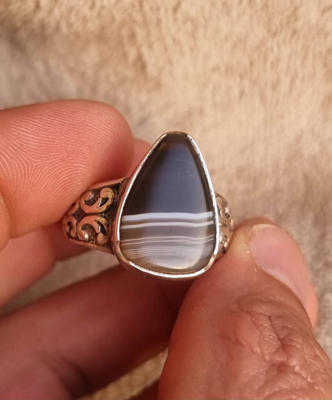 دلوة جزع يماني قديم مثقوب ثقب استندار بصياغه يدويه ثقيله للبيع مكاني بغداد يوجد توصيل إلى جميع المحافظات للبيع فقط فقط أحبتي الغوالي ما اراوس بس ابيع 
***********
