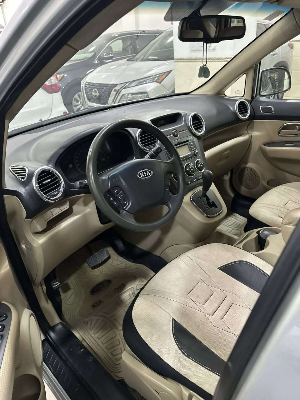 السلام عليكم
كارنز (2012) خليجي بيها الصندوق رش فقط بدون فتح والباقي كفاله عامه ماشيه (134) كيلو متر عله نضافه رقم بغداد الجديد تحويل مباشر سياره جديده 
السعر//127 ورقه وبيها مجال 
للاتصال//***********
***********
