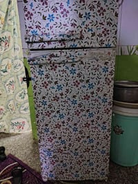 ثلاجه مستعمله للبيع السعر 200 وبيها مجال تجميد شرط 16 قدم الشراي يتصل ...