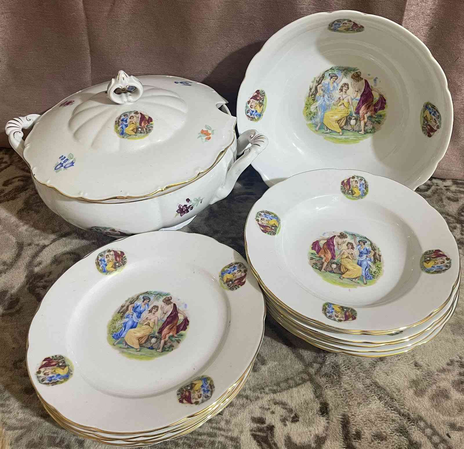 (الشخص الصبور ميزته انه يعطيك الف فرصه وعيبه ان فرصته الاخيره مفاجأه)
مساء الخير والعافية عليكم جميعاً 
طقم سفره چيكي (الاميرات الثلاث) غير مستخدم (١٥) قطعه يتكون من (٦) صحون شطح قياس ٢٣سم و(٦) صحون عميق قياس ٢٣ سم وسلطانيه كبيره جداً قياس القطر ٣٤ والعمق ١٤ سم ومثراده كبيره قياس القطر ٢٧ سم والعمق ١٢ سم السعر خاص لطفاً يوجد توصيل لكل محافظاتنا الحبيبه


**إذا كنت صاحب هذا الإعلان وتريد حذفه لأي سبب، رجاءا أرسل رسالة إلى الدعم الفني**