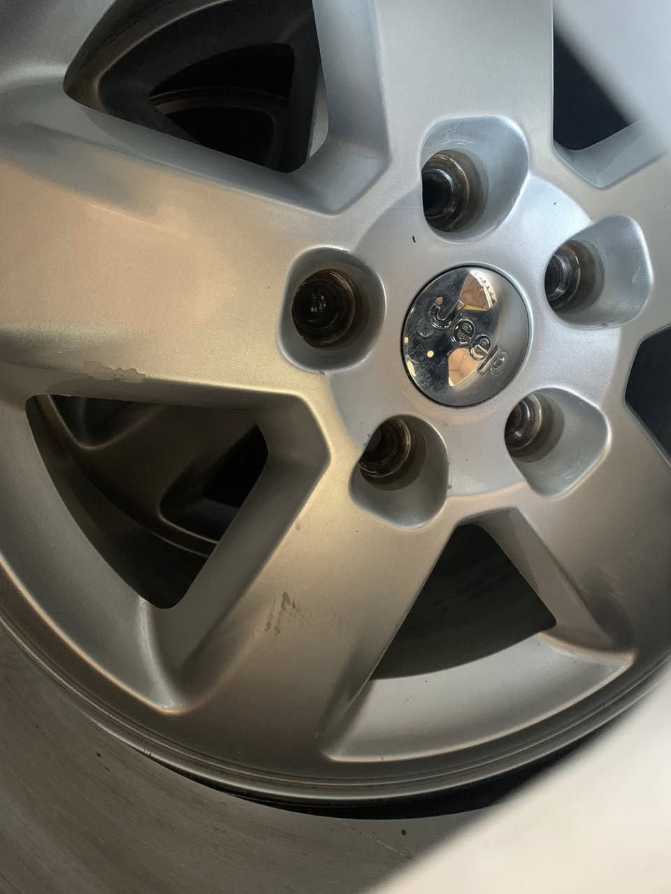 السلام عليكم تخم ويل وتخم تاير حجم 17 تخم تاير مستعمل قليل والويل نضيف جدا واصلي مال شركه 
السعر 250 الف وبي مجال بسيط  اريد ابيعه ضامه فوك صالي سنه  جديد حيل مكاني بغداد
***********
