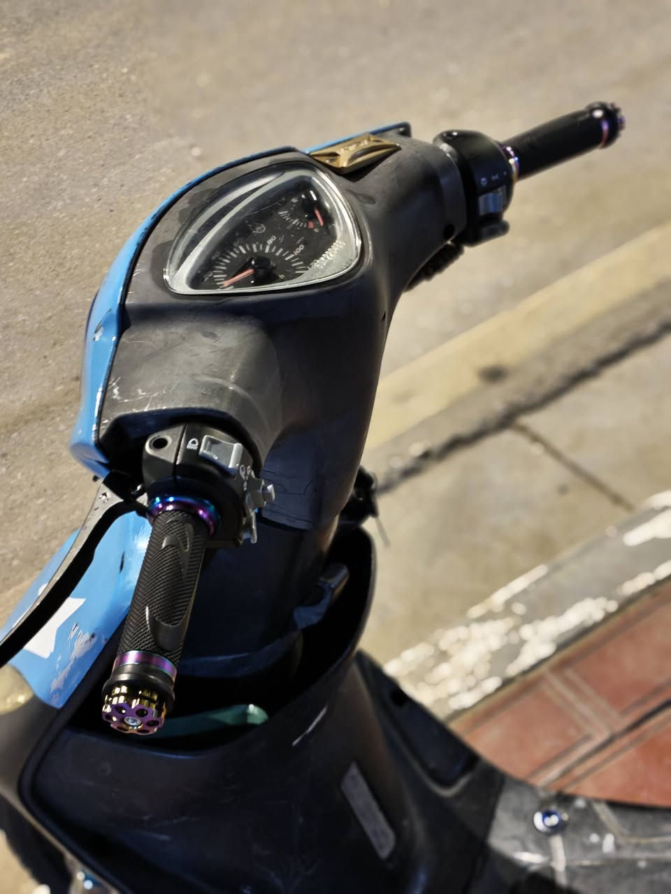 السلام عليكم
دراجة ماكس عدلة للبيع منزلها حاوية على ايدي بيها خير من الله تزويد 
1 كشن 4 ولفات بقري 
2 منضومة زنون عالي + رماش 
3 صدر بلادي سمائي رياضي
4 ملقط ازرك رياضي 
5 خلية بك لايت 
6 يدات سكليتر 
7 صالنصة رياضي 
8 دبل خلفي رياضي ابو البطل شركة كاو بلادي 
9 سبايدر طلاء كاربون رياضي 
10 تخم يدات بريك rrgs سلفر
11 براغي رياضي اشكال و انواع خير من الله 
نقصها فقط قفل جنطة جنطتها ما تقفل 
    ( الكفر سمائي بلادي + بي ملاحظة )
( ورقة المعرض موجودة عدي نازلة من امير الحلو )
السعر ٦٧٥ عنواني كربلاء واتساب+ اتصال 
***********
