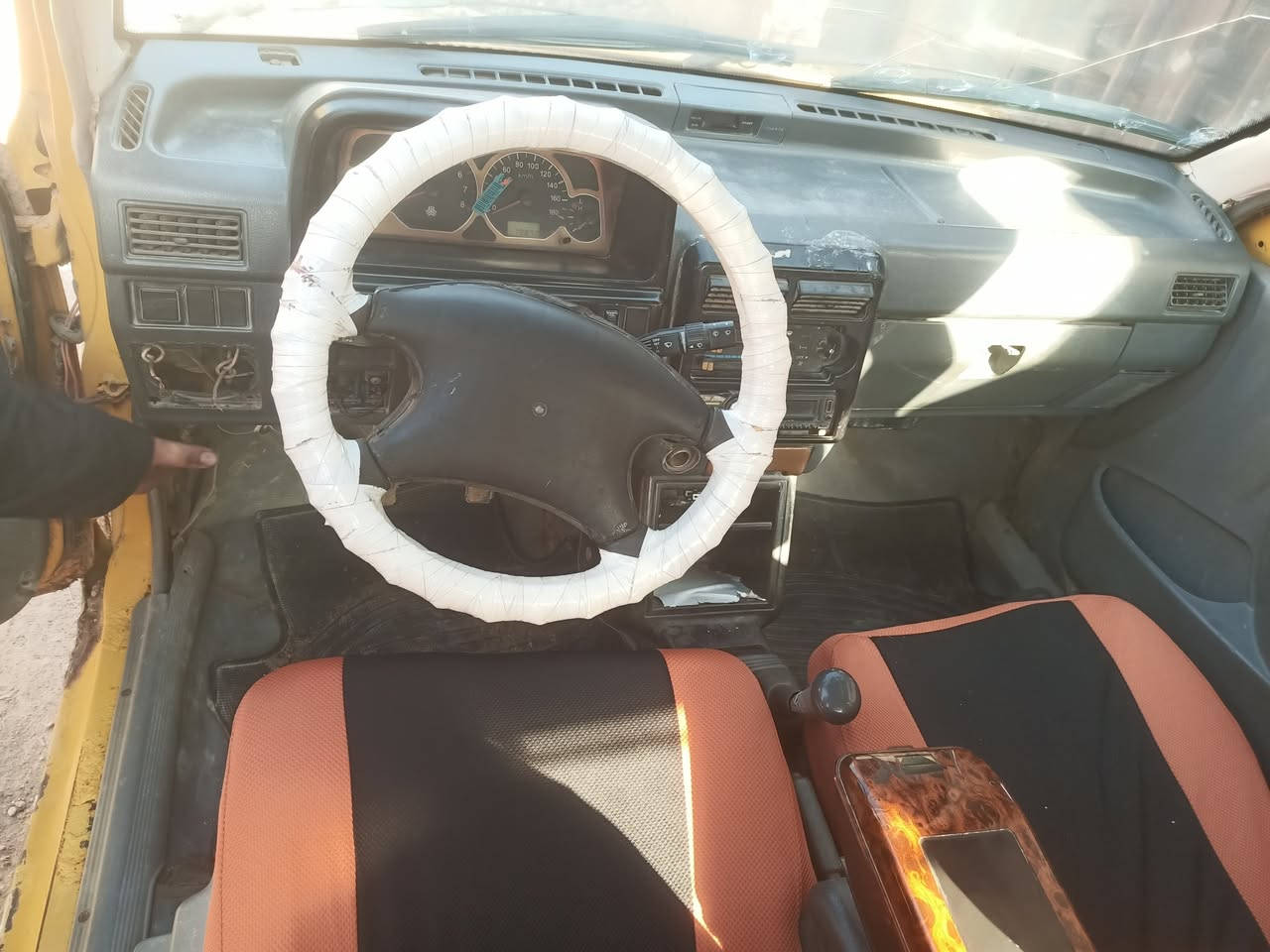 (يالله سياره  سايبه  مديل  11)
(مكينه  كير  حداديه  مكفولات)
(سنويه عظم عاج راعيه مجود مسمسكات رعيه مجوده)
(بس مالي علاقه لابهيئه ولا غرامه)
(مكاني بابل شارع 100)
***********
(السعر 14ورقه بيه مجال)
(شواصي معمره بيه فطر قليل)
(تخم تاير جديد باتري جديد)
(مراوس ترهم
