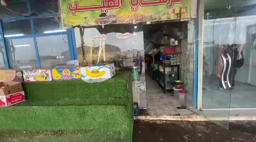 محل مخضر وفواكه وطرشي للبيع بصفك گصاب ودجاج وسمك المحل كامل مابي نقص اي شي  بس تتسوك وتفتح يحتوي علئ ٥ميوزه خشب طابقين وسبلت وعارضه براد المحل قريب ع السيطره بدايه دخول المنطقه موقعه حلوو      للتواصل واتساب ***********
