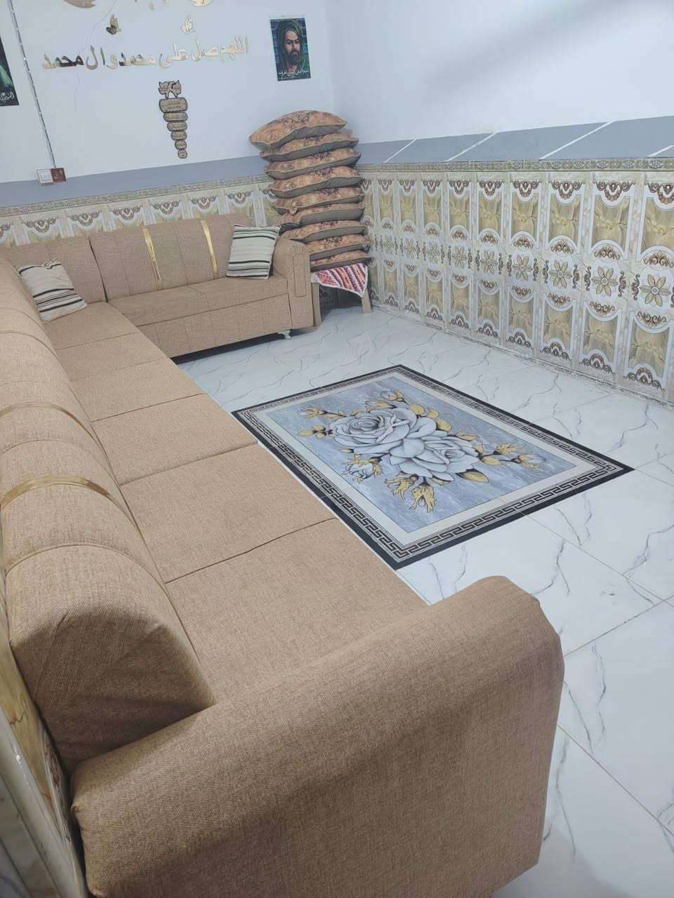 بيت للبيع المساحه 100طابقين الجوه غرفه وصاله ومطبخ وصحيات داخل وخارج واستقبال الطابق اثاني غرفه وصاله وتخاريج الرضيه كرانيت الحمامات سيراميك المطبخ سيراميك طارمه البيت كرانيت  البناء نص بلوك ونص طابوك ول طابق الثاني فرمستون سقف شيلمان البيت درجه أوله كامل مكمل البيت فول العنوان حي المنتضر وره اسواق فاضل الشافعي وره طاقه طاقه مال الكهرباء البيت حله من صور اي ضرر واي شي ماعايزه البيت مال جناي البيت فوك الفول الاستفسار ***********
