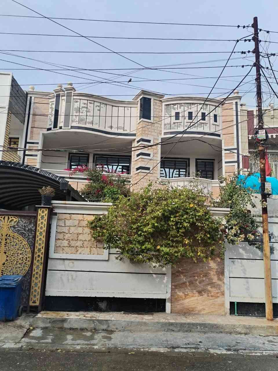 سلام عليكم للبيع فقط بيت 220 /250 متر واقع حال زراعي سند25 قرار محكمه بشعب بلسريدات القديمه المربع الثاني خمس غرف نوم واستقبال ومطبخ وخدمات وحولي وكراج وحديقه سعر 190 مجال بصيط جدآ  رجاءاً اذا مبايع بيتك لتجي لأن البيت بي عائله للاستفسار على رقم ***********
