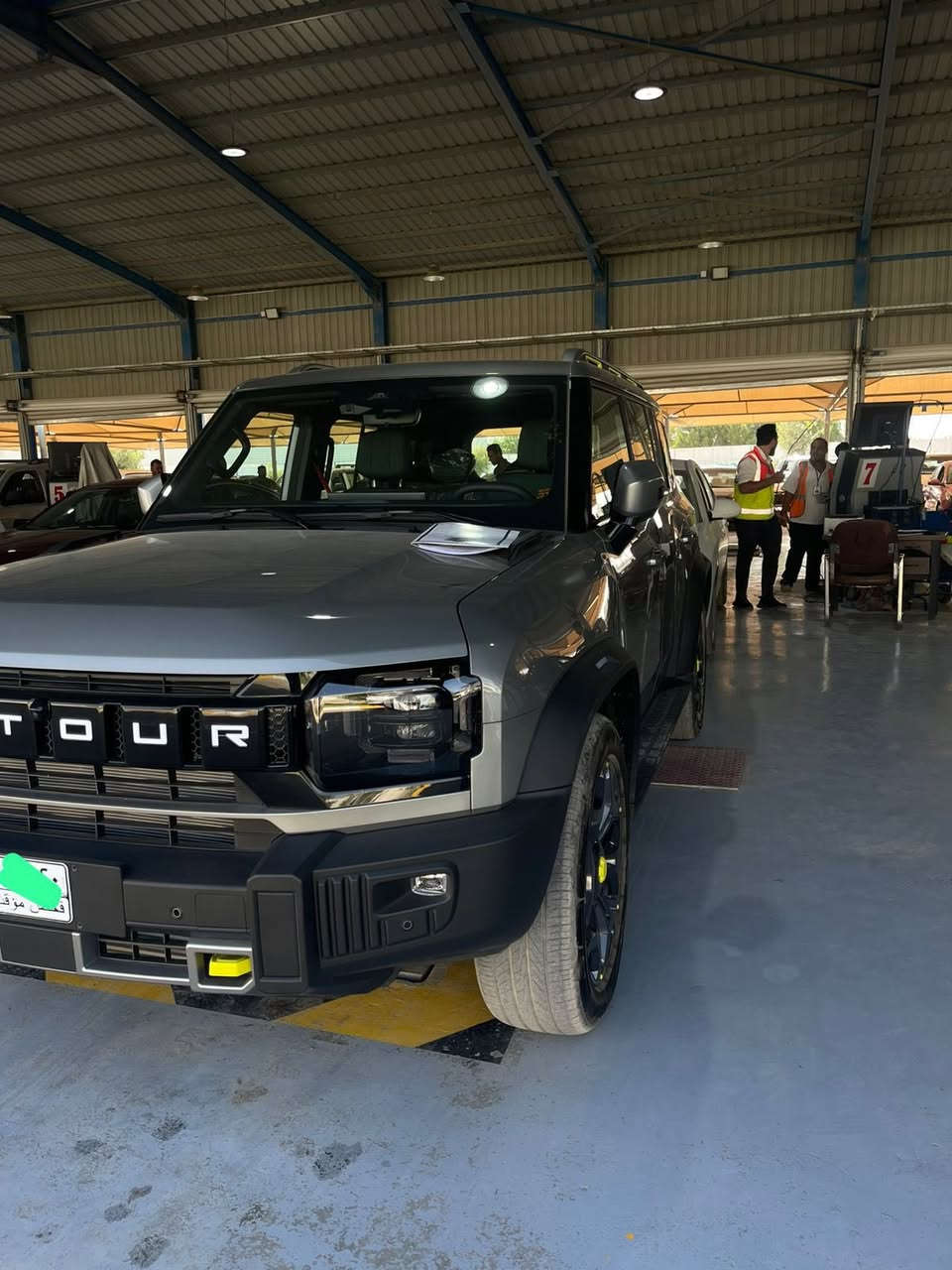 جيتور T2 2025

جيتور T2 2.0L

الموديل: 2025 (خليجي) 

العداد  37000

المحرك: 4 أسطوانات L 2.0 تيربو 254 حصان حقن مباشر

عزم الدوران (نيوتن-م): 390

ناقل الحركة: اوتوماتيكي دبل كلاتش من 7 سرعات

نظام الدفع: نظام دفع رباعي متطور من BorgWarner

الضمان الأساسي: 6 سنوات وعداد كيلومترات مفتوح

ضمان المحرك: 10 سنوات او 1،000،000 

بعدها داخل الضمان و الصيانة كلها داخل الشركة 

المواصفات:

*فتحة سقف بانوراما 1.1م

*إطارات قياس 20 إنچ

*الصندوق شفط

*الشباك الامامي المضاء  بجيتور 

*مثبت سرعة مع رادار تفاعلي

*نظام القيادة شبه الذاتية

*نظام الكبح التلقائي في حالة الطوارئ

*نظام تحذير الاصطدام الامامي والخلفي

*كاميرات محيطية 540 درجة

*حساسات أمامية وخلفية

*نقطة عمياء

*نظام تحذير مغادرة المسار

*نظام المساعدة للبقاء في المسار

*شاشة التحكم بقياس 15.6 إنچ

*شاشة القيادة بقياس 10.25 إنچ

*نظام صوتي متطور 12 سماعة من Sony

*نظام أبل كاربلاي وأندرويد أوتو لاسلكي

*نظام اوامر و تحكم صوتي

*مقصورة الركاب من الجلد الفاخر والكنتارا

*مقعد السائق والراكب كهربائي

*مقاعد السائق والراكب مبردة و مدفئة

*مقاعد السائق والراكب مزود بذاكرة لحفظ 3 وضعيات الجلوس

*إنارة ترحيبية مع إنارة محيطية متعددة الالوان

*عتبات الأبواب مضيئة

*مصابيح أمامية وخلفية أوتوماتيكية LED 

*التكيف التلقائي للضوء العالي

*نظام تقليل الضجيج النشط مع زجاح مزدوج

*المرايا الجانبية قابلة للطي كهربائياً ومدفئة

*دخول ذكي و تشغيل عن بعد

*خاصية إغلاق نوافذ وفتحة السقف عن بعد

*شاحن هاتف لاسلكي سريع

*نظام تنقية الهواء PM2.5 وفلتر N95

*مسند الذراع الوسطي مع ثلاجة

*انماط قيادة متعددة للطرق الوعرة

*وسائد هوائية امامية و جانبية عدد 6

*ماسحات الزجاج الأمامي مع حساس للمطر

*دوسات جانبية

*نظام الفرامل الأوتوماتيكي Autohold

*نظام التحكم بنزول المنحدرات

*نظام المساعدة لصعود المرتفعات

*نظام مراقية ضغط الاطارات

 

ومكان السيارة بغداد

***********
