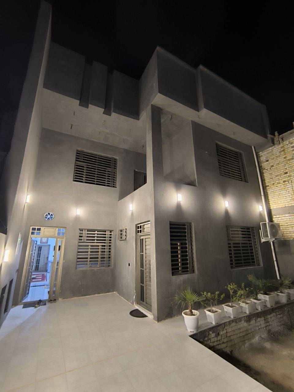 سلام عليكم دار للبيع العنوان النداء مجمع بيتي الاول فئت A بلوك 1 دار 16 /40  متر عن شارع المجمعات وخلف التجاري شارع  مجمع السلطان  والمرتضى موقع اكثر من ممتاز  بيت كله محاور وشغل جناي حقيقي   يحتوي البيت على5 غرف نوم وصاله واستقبال معزول 3 صحيات  وكراج واسع وحديقه  داخليه وخارجيه سند حر بسمي  غير مطلوب للستفار أكثر
***********
