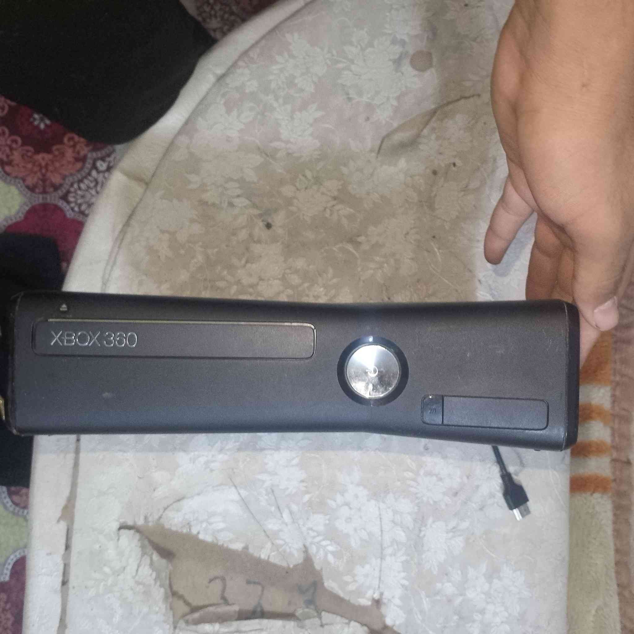 السلام عليكم عندي اكس بوكس360 اللي حابب يشتري يتفضل خاص تفضل على هذا الرقم *********** مكان النجف حي العسكر قبل سعر 120 ملحقاته ملحقاته كامله بس يده ما ابي.
