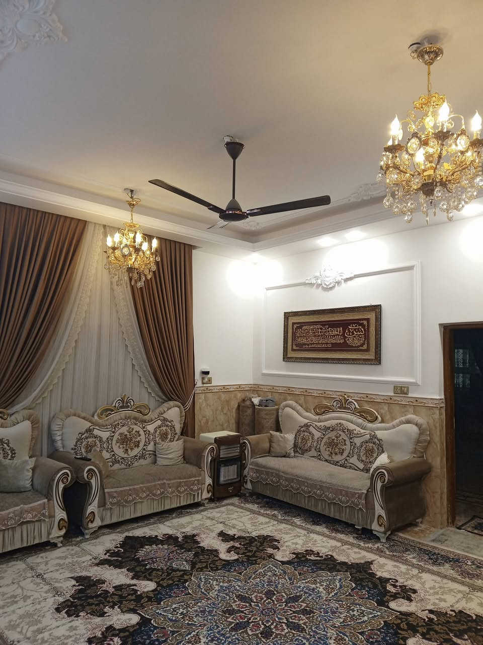 بيت للبيع في حي الامام الرضا مساحة ٢٢٠م طابقين خلف شارع ٣٠مقابل حديقة عامة قرب اسواق النخيل المساحة الفعلية ٢٨٥ م يحتوي على ست غرف نوم تفاصيل الطابق الاول استقبال ومطبخ وهول وغرفتين نوم وصحيات  والطابق الثاني يحتوي على اربع غرف نوم وهول وصحيات والسطح شتايكر وطرمة وحديقة جميلة بمساحة جيدة وتفاصيل اخرى البيت عائلي ومرتب وحديث للاستفسار الاتصال على الرقم ***********
