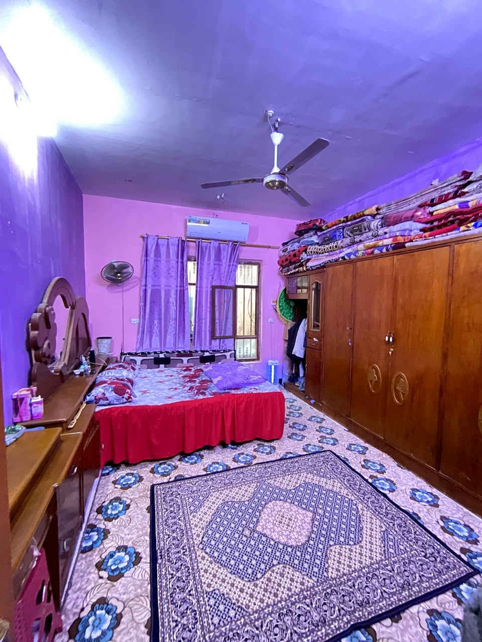 دار للبيع المساحه 200 متر
يحتوي على غرفتين وصاله وستقبال ومطبخ وصحياة وحمام العنوان حي العسكري شارع 60 مراجعة مكتب الكعبي للعقار *********** وتساب اتصال
