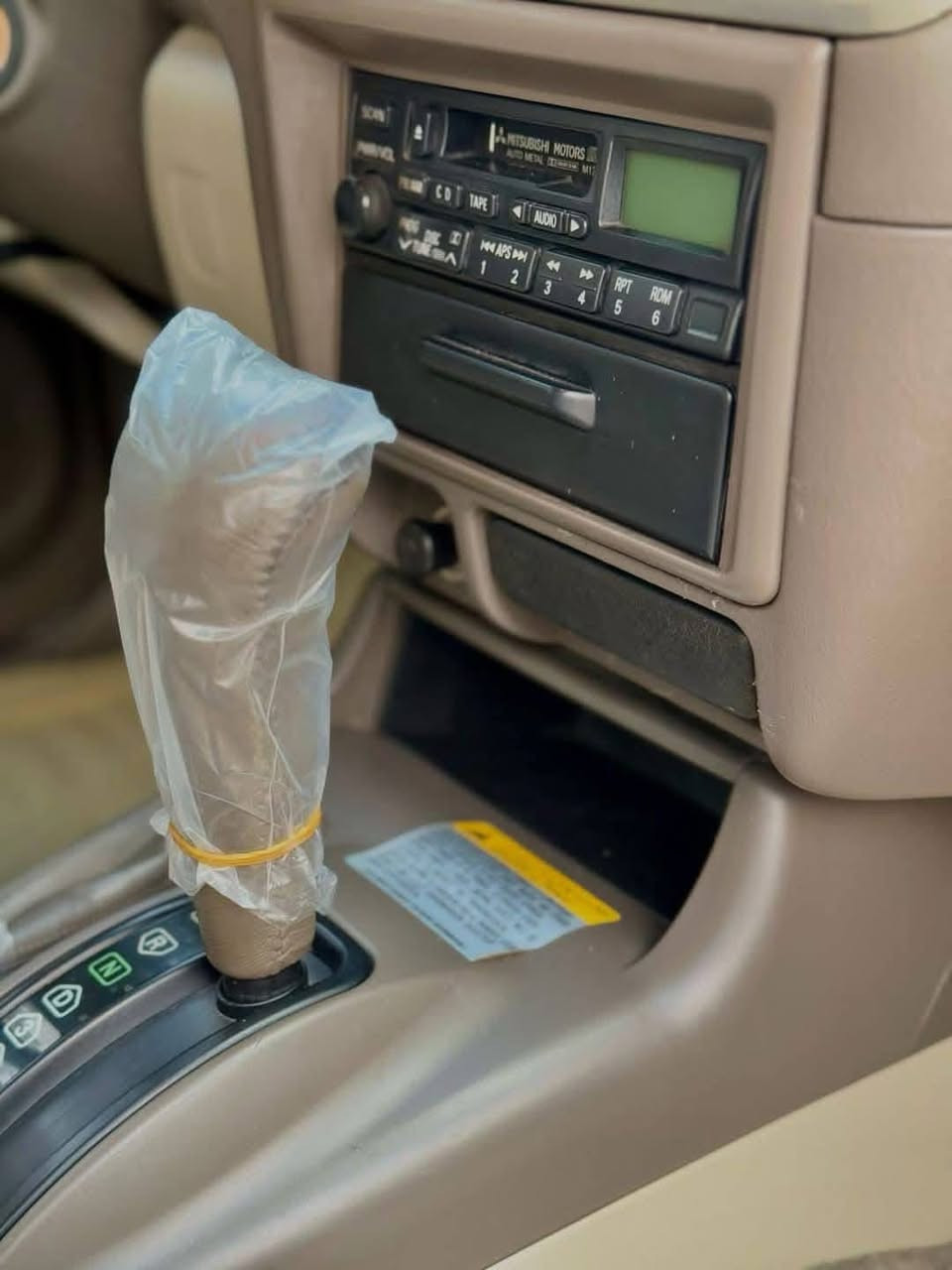 سلام عليكم
متسوبيشي ناتيڤا ( Nativa ) موديل ٢٠٠٨ ابيض سياره رقم بغداد مشروع وطني دولي كير ومكينة مكفولة ماشية 195
بيها صبغ الجاملغ الأيسر  وربع البنيد 
وبيها بار باب السايق 
رقم الاتصال السياره مدوشمه عام كشنات وارضيه السعر 115 وبيها مجال 
***********
