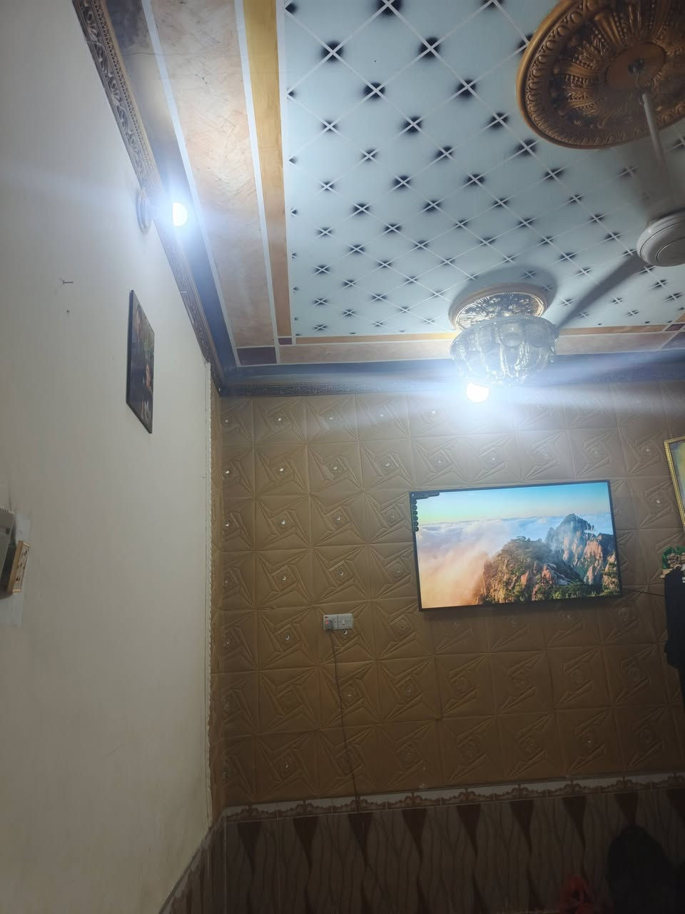 بيت البيع ناحية ازيناويه 125غرفتين جوه وغرفه فوك +تستقبال +حمام وتواليت داخلي وخارجي +مطبخ البيت كامل +صطح شتكايكر وستاره ‏‪***********‬‏واهاذه رقمي
