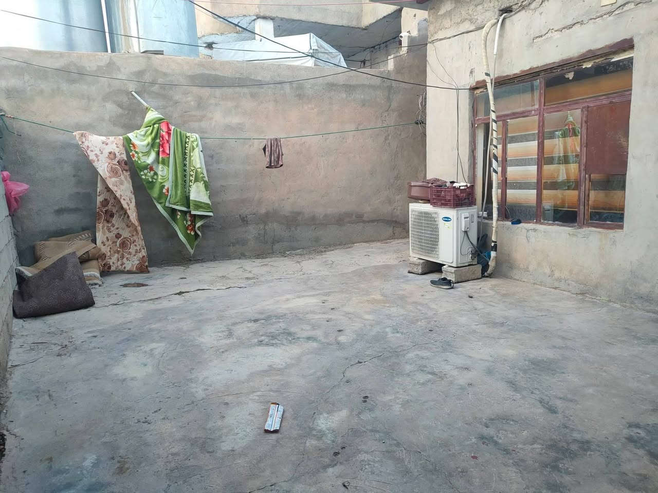 سلام وعليكم
اخوان البيت للبيع مساحته 200متر ممر داير حبل يتكون 
من غرفتين واستقبال وهول وكراج وصحيات موقع حي العروبه للاستفسار اكثر اتصل فيس مامتواجد ***********___***********
