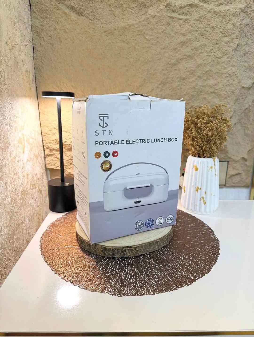 حافظـة طعام (لإنش بوكس) حراري كهربائي محمول 
ملاحظة (اعتقد المنتج مستخدم)
حافظـة طعام حرارية تعمل على الطاقة الكهربائية فقط 
تحتوي على حقيبة حفظ يدوية محمولة عازلة للحرارة 
حاوية تسخين طعام من ستانلس ستيل قابلة للإزالة والغسل بسهولة 
سعة كبيرة وتصل إلى (1.5) لتر 
حافظة طعام حرارية مناسبة للكبار والأطفال للسفر والمكتب والعمل وغيرها 
تعمل على تحضير الطعام وتسخينه بسرعة وسهولة 
للتفاصيل اكثر داخل الموقع الرسمي 
السعـر ١٦ الف 💰
ملاحظة (عند الشراء فحص المنتج قبل مغادرة المندوب بعدها نكون غير مسؤولين)
توصـيل 🚚 بغداد ٥ آلاف 
توصـيل 🚚 محافظات ٦ آلاف⁩⁩


**إذا كنت صاحب هذا الإعلان وتريد حذفه لأي سبب، رجاءا أرسل رسالة إلى الدعم الفني**