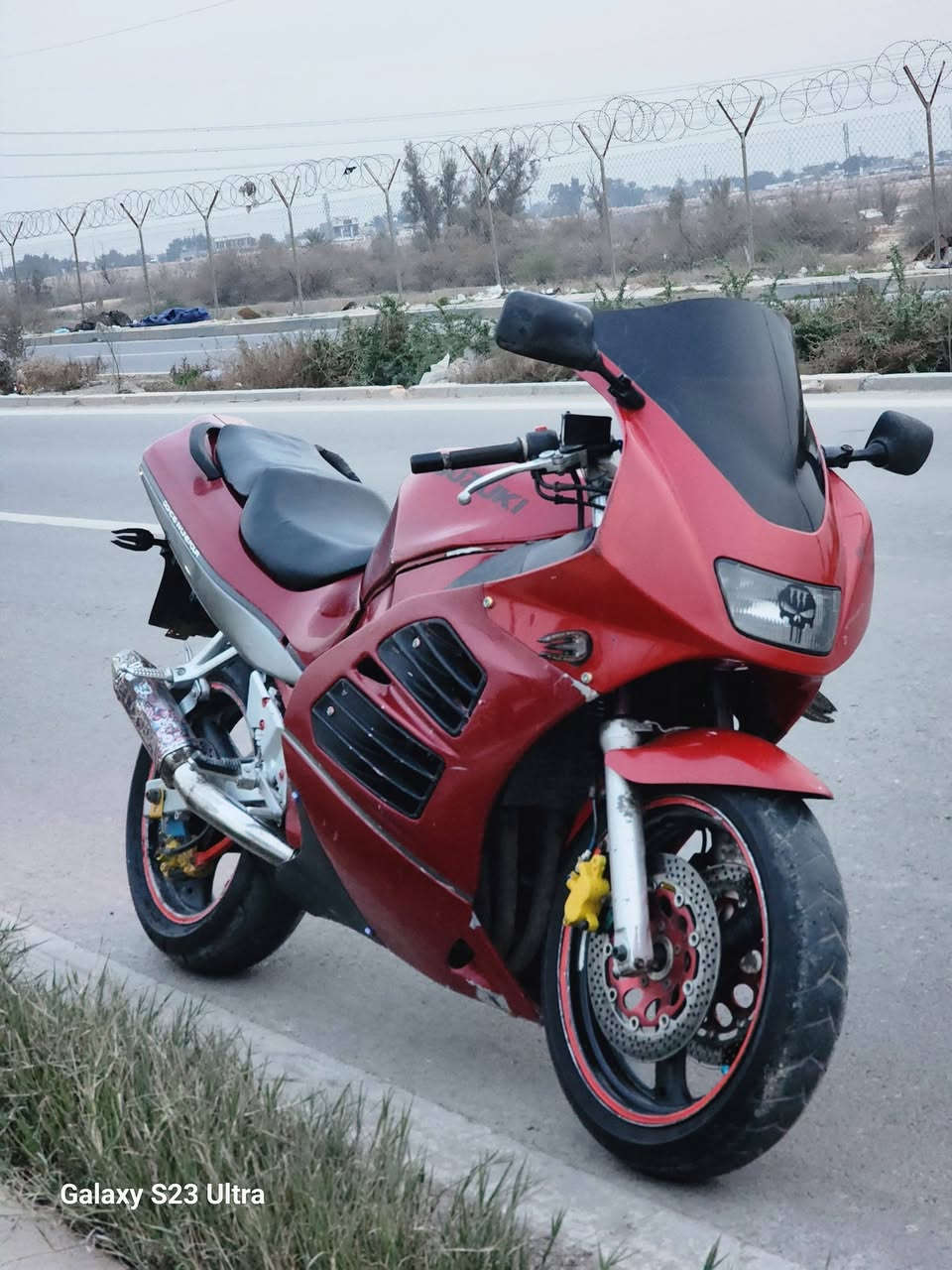 السلام عليكم دراجة Suzuki RF 400 VC للبيع مكينه VC قبق احمر دراجة نشاطها يشك الكاع مكينه وكير خير من الله دراجه حيل حلوه ونظيفه كداكم مثل ما تشوفون الدراجه نقصها بس باتري السعر المطلوب 11 وبيها مجال بسيط حك الجيه مكان الدراجه بغداد جسر ديالى *********** وتساب واتصال
