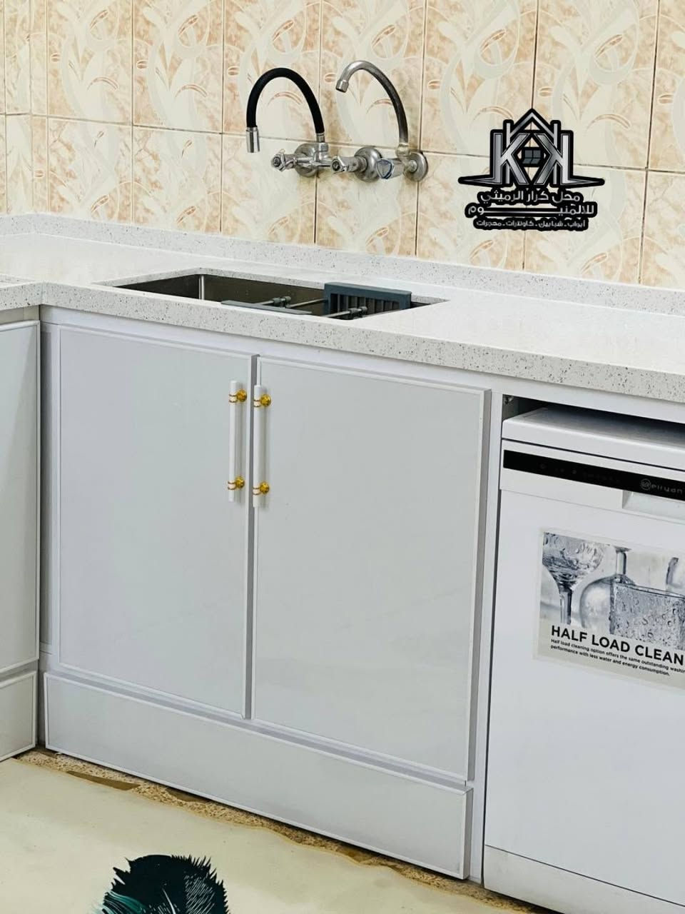 ✨ محل كرار الرميثي للألمنيوم ✨
يقدّم لكم كاونتر مطبخ فاخر بديكور كلاسك بتصميم أنيق ولون أبيض راقٍ يضيف لمسة فخامة لأي مطبخ.
🔹 المواصفات:
✔️ هيكل متين — داخل البوري محشي بخشب قوي لزيادة الصلابة والتحمل
✔️ الأبواب من الخارج يوفي عالي الجودة ومن الداخل مغلفة ببليت لحماية إضافية وعمر أطول
✔️ نرمايد هايدروليك داخلية ضد الصدأ لفتح وغلق ناعم وعمر استخدام طويل
✔️ حشوة قاطع للأرضية مع رفوف تتحمل أوزان عالية ومقاومة للبكتريا
✔️ سطح الكاونتر من كوارتز مرمر – حجر طبيعي فاخر مقاوم للخدوش والحرارة
✔️ حوض ستيل هدية مع التركيب
⭐ تشطيب احترافي وجودة عالية
⭐ تصميم عملي وفخم يناسب المطابخ الحديثة والكلاسك
⭐ كامل المواصفات مع ضمان
📍 زورونا في محل كرار الرميثي للألمنيوم
نقدّم أفضل التصاميم وأجود المواد بأسعار مناسبة
للاستفسار الاتصال على الارقام او مراسلة الصفحه او زياره موقعنا الكائن في  الرميثة حي الشهداء قرب مستوصف الزهراء مقابل مطعم لاريف
 ***********
***********
