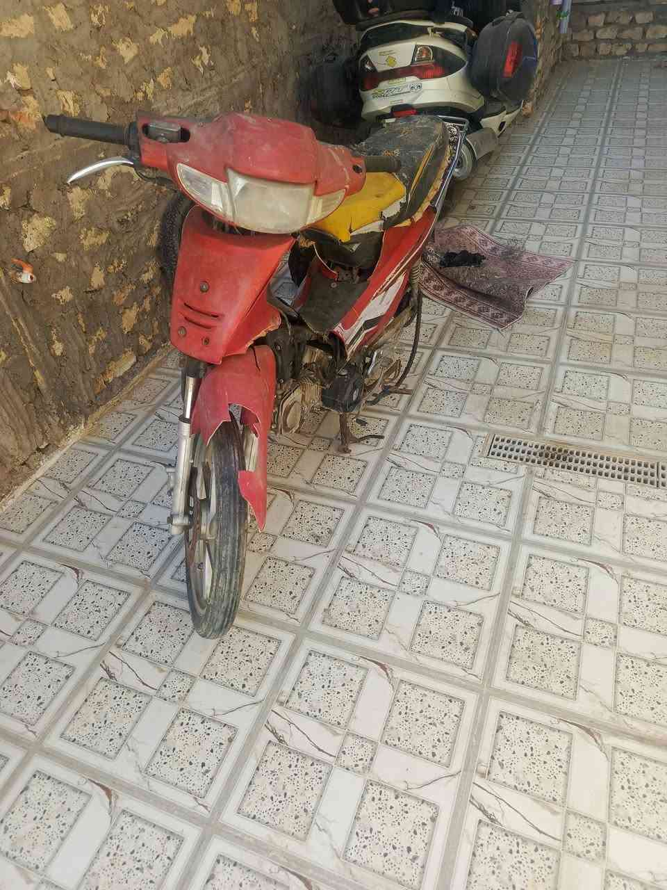 سلام عليكم دراجه ليفان هندي دراجه كضت وياي 4 سنوات ما وكفتني ولا تصرف بازين بس بل اخير طكن براغي مال بكره مال زنجيل بعد ما سويته كامله هيه شغاله تجي شغله وشوف عينك كله شغاله هورن ولايت علي وناصي وشاير بس براغي مال بكره  مايكلف تصليه 5 الاف تعال شيل وخذ سعره 125 مكان لانبار رمادي ***********
