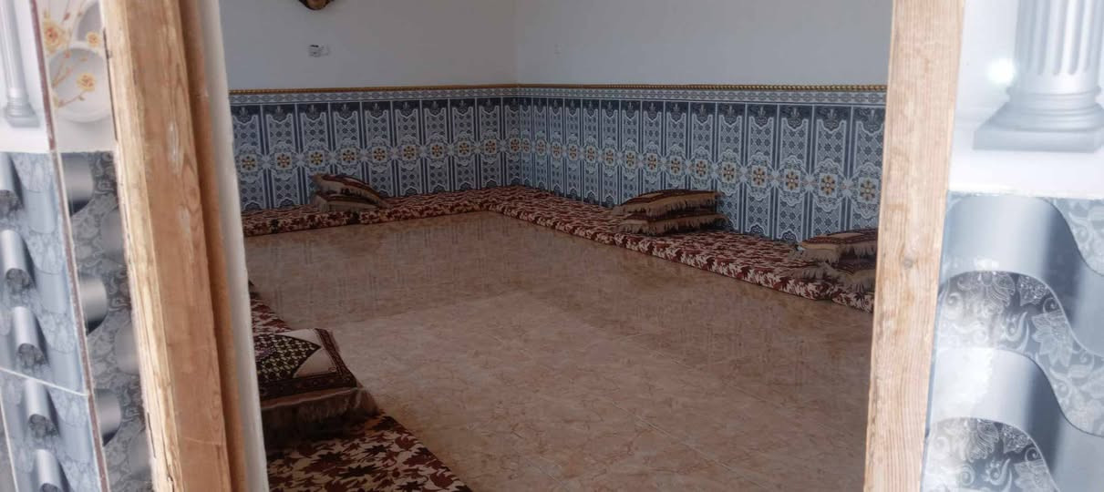 سلام عليكم عندي بيت معروض البيع
خلف مجمع رحاب
يتكون 
ديوانيه 
صاله 
غرفه نوام, /3
مناور /3
حمامات /3
سعر 80بي مجال 
بيت مساحته/ 250/
ستفسار على هذه رقم ! كورك بي واتساب! ***********/***********
