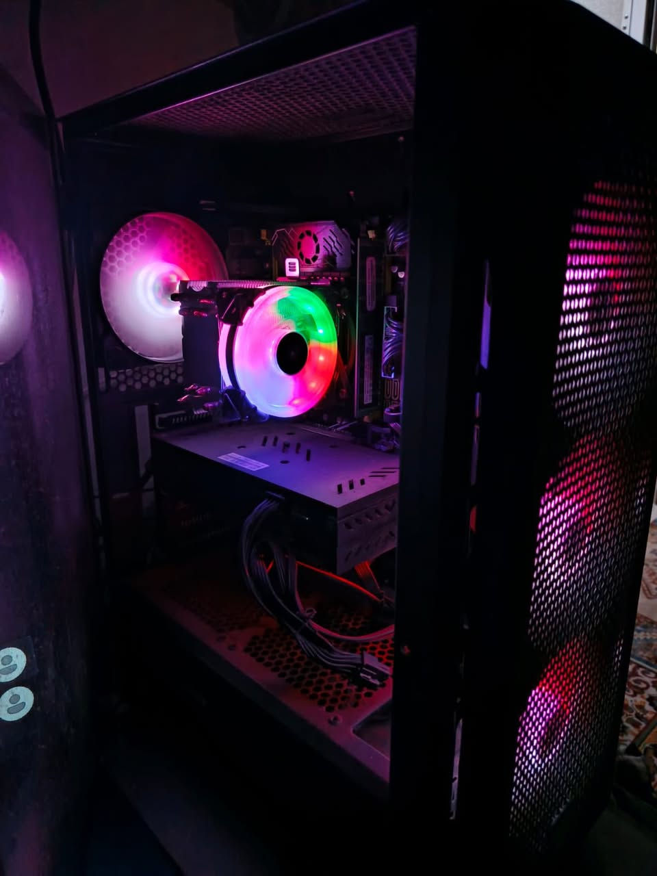 المواصفات
المعالج Intel Xeon ES

كرت الشاشة : RX 580 8GB

الرام: 16GB DDR4

التخزين 128GB SSD + 500GB HDD

الكيس: RGB MASS شكل جذاب ومميز الباور سبلاي 550 واط


**إذا كنت صاحب هذا الإعلان وتريد حذفه لأي سبب، رجاءا أرسل رسالة إلى الدعم الفني**