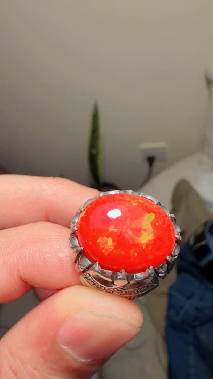 نوادر الاوبال خاتم اوبال  اثيوبي طبيعي  لون احمر ناري وزن الحجر 17 قيراط مع شهادة منشأ دولية صياغة محمدي مرصع الماس  بالحقيقة احلى على الطبيعة تبين 
***********
