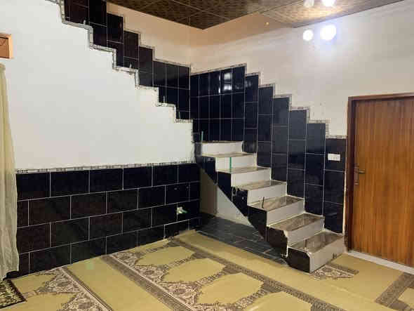 بيت رقم بلديه مقدم معامله تسجيل ع طابو مساحه 200مقابيل خدمات حديقه العنوان بصره حي بغداد بضهر مدينه السندباد السكنيه يتكون البيت من ٣ غرف نوم وصاله جبيره واستقبال جبير ومطبخ تركي وكراج وصحيات داخليه وخارجيه وبي مشاي عله داير البيت البناء بلوك وسكف صب كونكريت السعر 115وبي مجال للشراي موبايل***********
