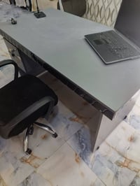 ميز مكتبي • كرسي دوار