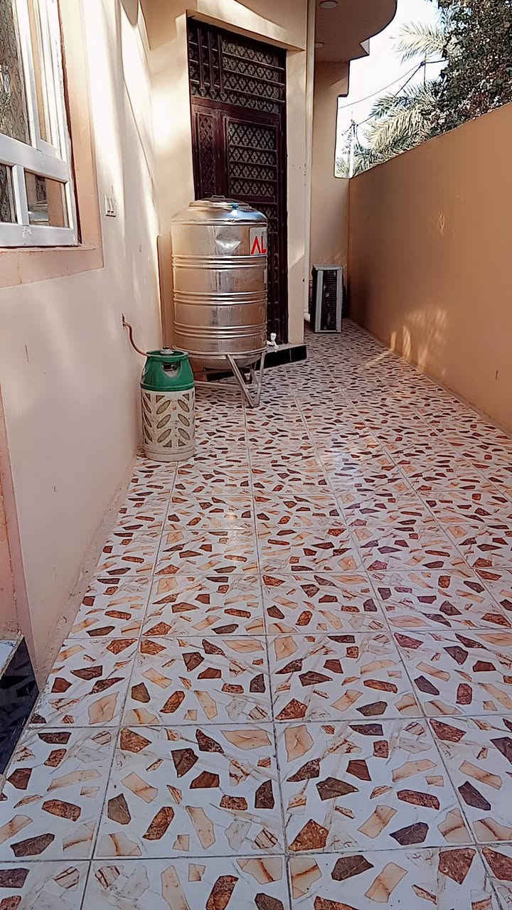 سلام عليكم بيت للبيع قاطين بناء حديث 2023 البيت كامل من كلشي يحتوي علئ غرفتين ارضي وغرفتين فوك ومطبخ وستقبال وصاله وصحيات ×2 الخدمات متوفره ماء كهرباء تبليط السعر 100 وبي مجال الاستفسار *********** /***********
