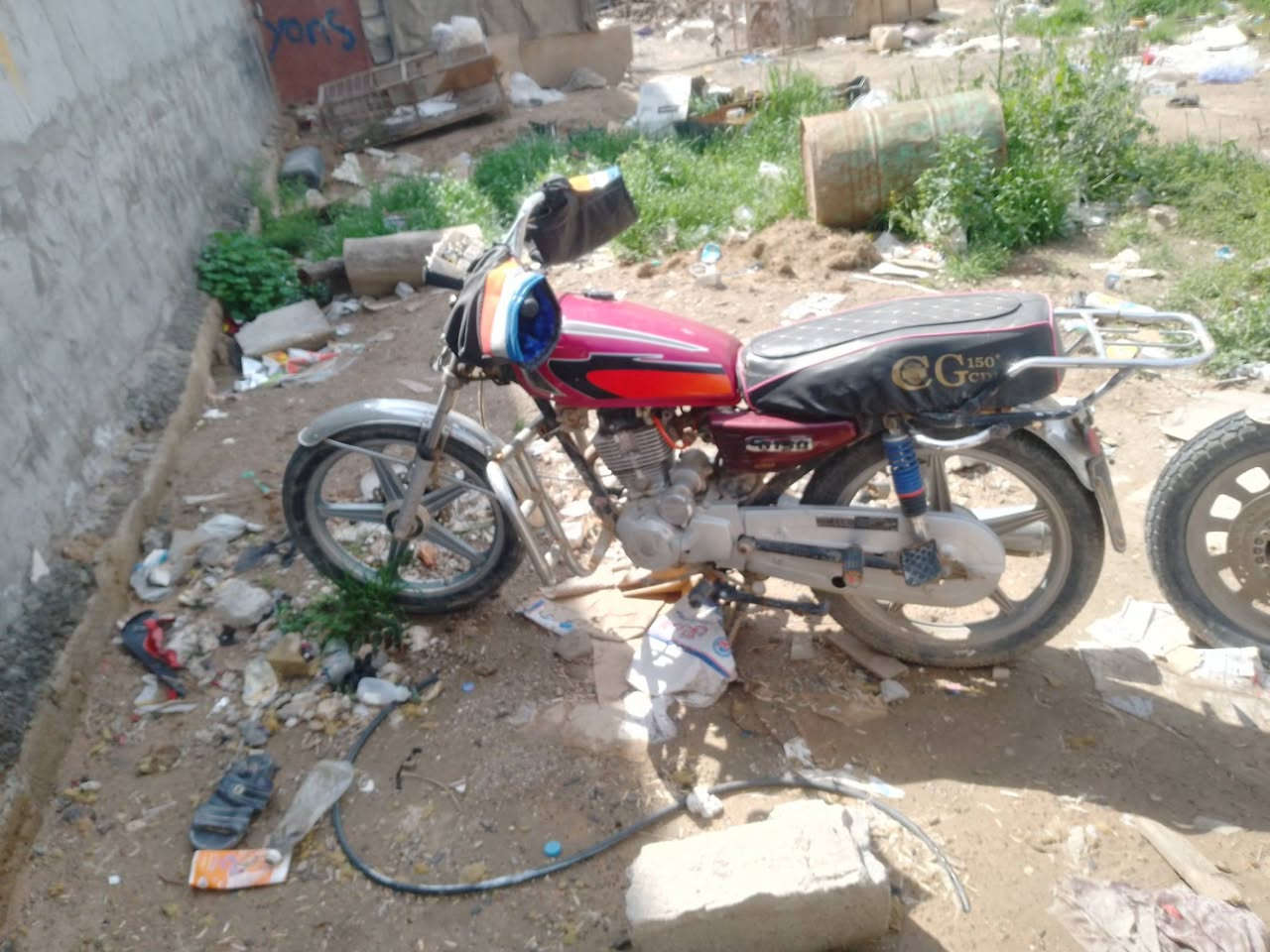 سيفان للبيع دراجة مال شغل شغالة بس متروكة وتائخر بل تشغيل مستعجل علة بيعتهة محتاج فلوس *********** بعقوبة كاطون الرازي متواجد خاص او وتساب
