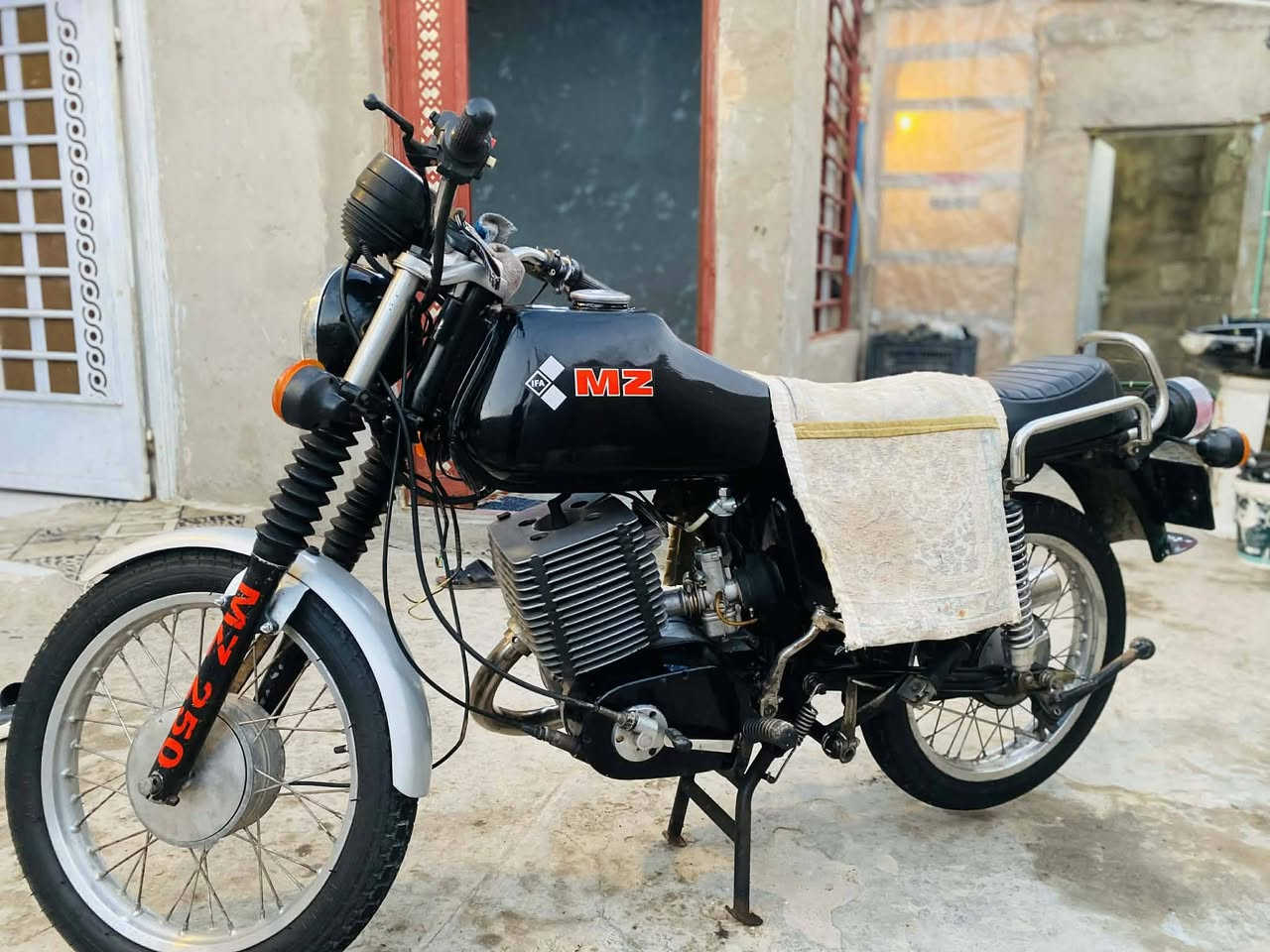 سلام عليكم دراجه امزت للبيع كصه 4وبيها لشاصي بي لحيم مكاني كوت نقصها كهربائية لاستفسار اكثر***********المو شراي لايخابر ولا يتعبني السعر 1400بيها مجال بسيط
